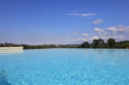 piscina con skimmer a sfioro